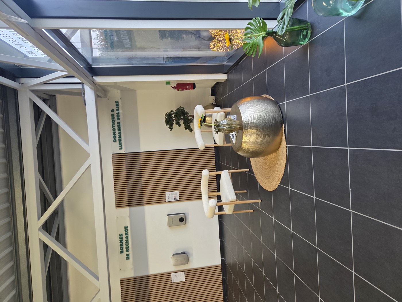 Le coin bornes de recharge du showroom, avec deux bornes murales exposées et un espace d'accueil.