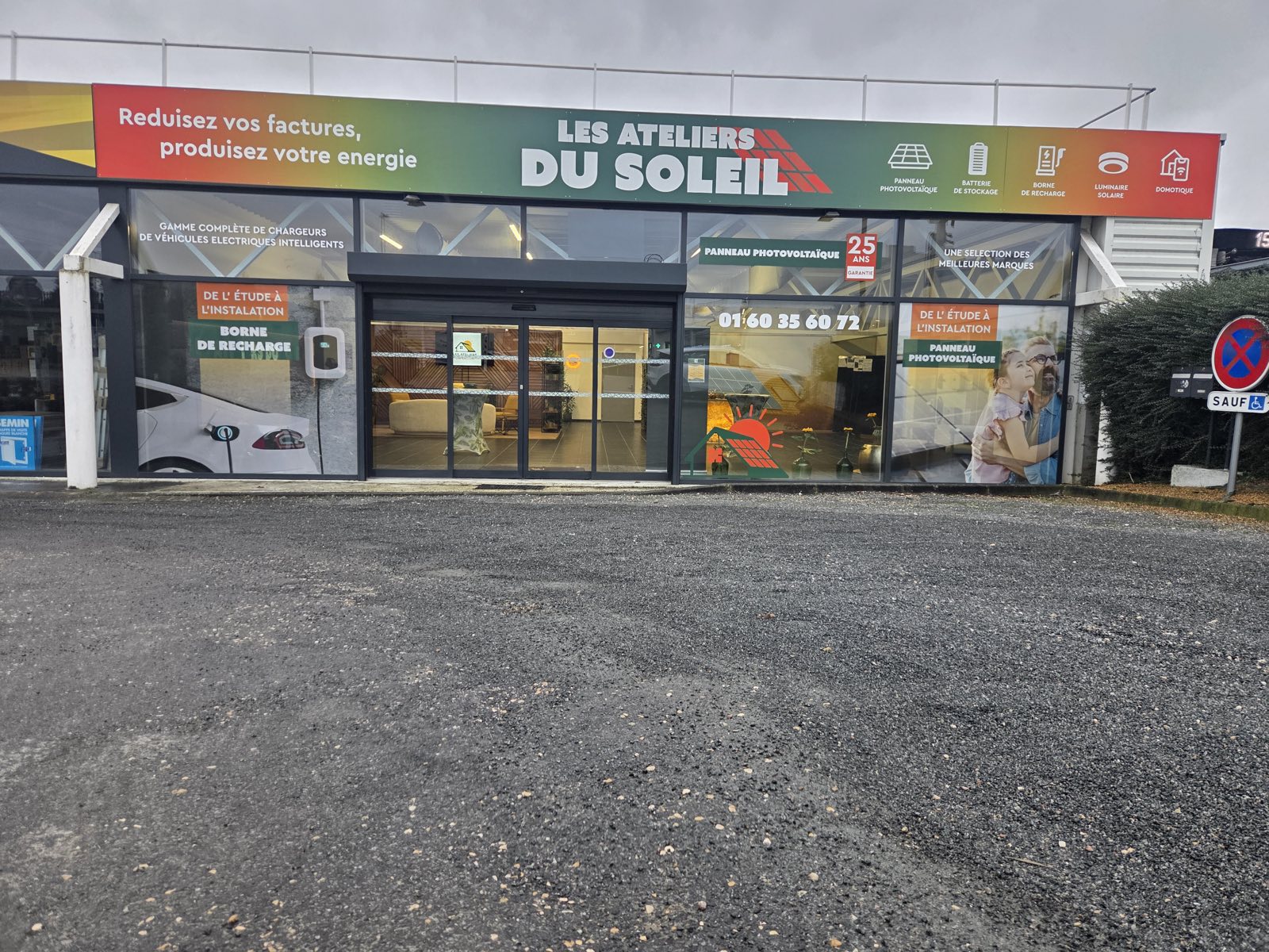 La devanture du magasin Les Ateliers du Soleil, avec son enseigne et ses vitrines.